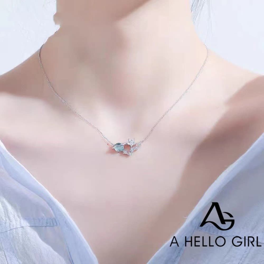 A HELLO GIRL สร้อยคอ จี้คริสตัล รูปดาวเคราะห์ และดวงดาว สีฟ้า สําหรับเด็กผู้หญิง