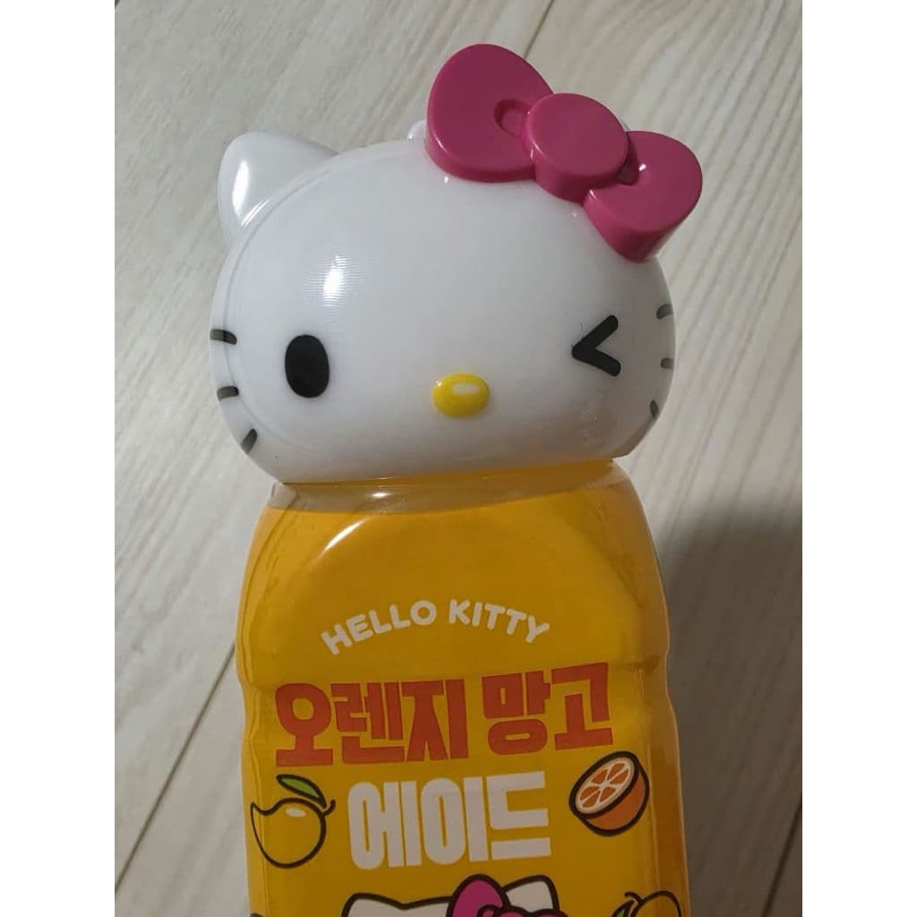 Hello Kitty-themed drinks from 7-11 น้ำผลไม้พร้อมฝาสุดน่ารักที่สามารถนำมาทำเป็นพวงกุญแจได้ รสชาติน้ำมะม่วงส้ม